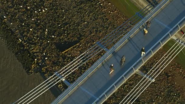 Aerial Close View Sunrise Pedestrians Crossing River Thames Millennium Bridge — Stock Video