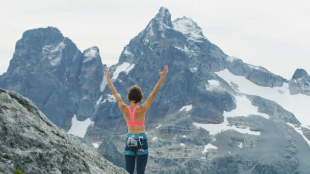 白种美国女探险登山者庆祝取得成功与举手在 Habrich 登上山顶 — 图库视频影像