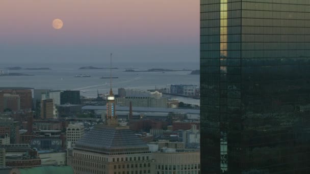 繁華街に超高層ビル ジョン ハンコック タワー ボストン湾マサチューセッツ湾 アメリカのボストン アメリカ合衆国 2017 航空写真ビュー — ストック動画