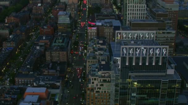 忙しい街交差点マサチューセッツ ボストン高層ビル事務所建物道路の車両交通は ボストン アメリカ合衆国 2017 空中ライトアップ夜景 — ストック動画