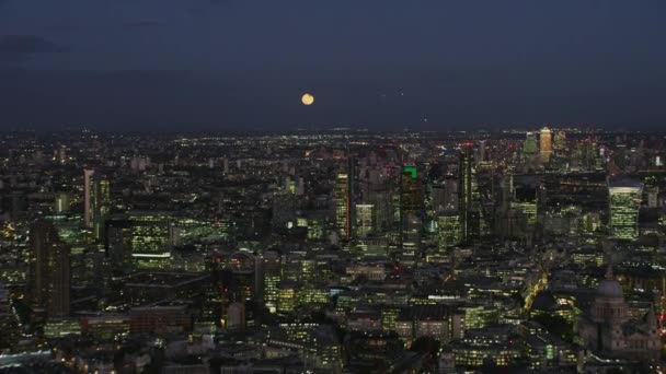 Luftaufnahme Bei Nacht Mondschein Über London Stadtbild Finanzbezirk Kommerzielle Wolkenkratzer — Stockvideo