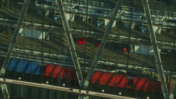 空中关闭在日出 Cheesegrater 玻璃外部和头顶景观屋顶和车辆伦敦街头英国英国 — 图库视频影像