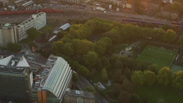 都市からの空中日の出公園ロンドン市金融街イギリスにランベスとウォータールー駅 — ストック動画