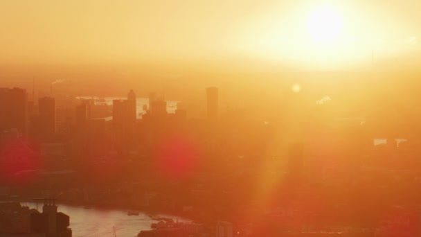 ロンドン市金融街カナリー ワーフ シャードの川テムズ川タワー ブリッジ イギリスの英国で空中サンライズ ビュー サンシャイン — ストック動画