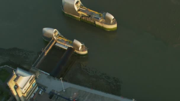 Aerial Sunrise Syn Thames Barrier Gates Översvämningsskydd För Floodplain Större — Stockvideo