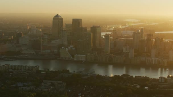 伦敦英国 2017年11月 鸟瞰与太阳耀斑伦敦天际线商业和住宅大厦日出金丝雀码头摩天大楼英国英国 — 图库视频影像