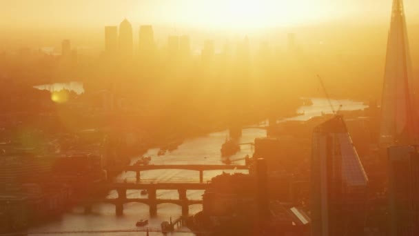 空中日出观看早晨阳光在城市伦敦天际线商业摩天大楼和泰晤士河英格兰联合王国 — 图库视频影像