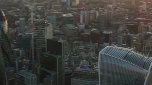 Cheesegrater ガーキン トランシーバー トーキー テムズ川 日の出にカナリア埠頭都市のロンドン イギリス — ストック動画