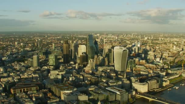 Luchtfoto Bij Zonsondergang Londen Financiële Wijk Wolkenkrabbers Stadsgezicht Walkie Talkie — Stockvideo