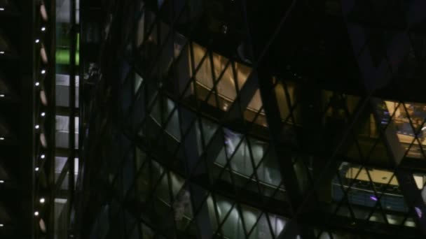 Antenne Dicht Verlicht Omhoog Beeld Nachts Kantoren Augurk Moderne Glazen — Stockvideo