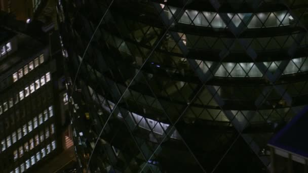 空中特写视图在夜间摩天大楼餐厅和黄瓜现代玻璃商业大厦伦敦英国英国 — 图库视频影像