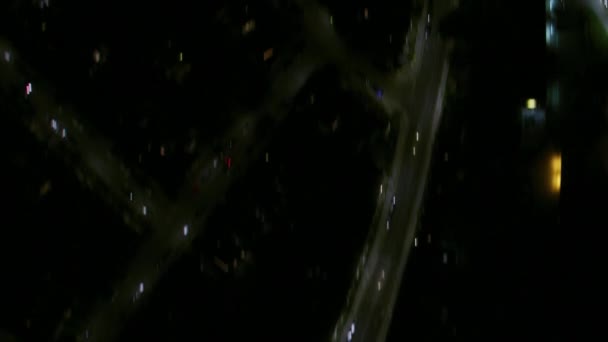 夜のロンドン郊外近隣の通りで空中屋上ビュー ライト住宅住宅 通勤交通イギリス — ストック動画