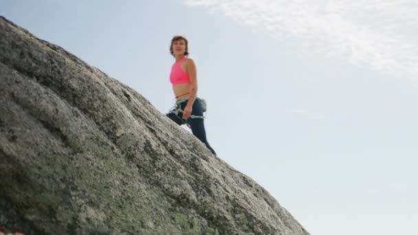 Jovem Atlética Caucasiana Americana Aventura Alpinista Escalada Parede Rochosa Monte — Vídeo de Stock