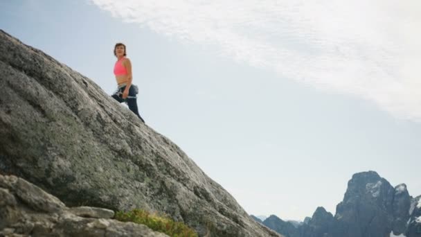 Młody Fitness Kaukaski American Kobieta Przygoda Pnącze Wspinaczka Skaliste Ściany — Wideo stockowe