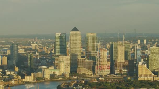 ロンドン 2017年 川テムズ川タワー ブリッジ Hms ベルファスト イギリスの金融街のカナリーワーフ ロンドン市街の空中夕景 — ストック動画
