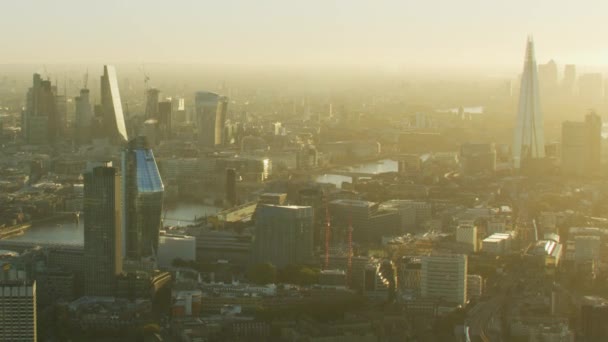 テムズ川金融地区商業高層ビルの破片 Cheesegrater トランシーバー トーキー ロンドン イングランド イギリスにわたって空中サンライズ ビュー — ストック動画