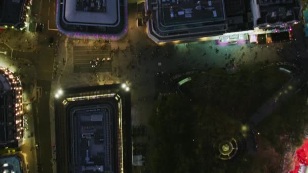 Luftaufnahme Von Dachterrassen Der Nacht Beleuchtete Straßen Gebäude Fußgänger Und — Stockvideo