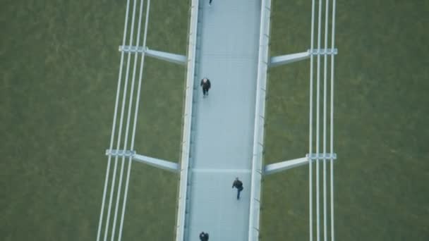 Вид Закат Воздуха Пешеходы Пересекающие Реку Темзу Стальном Подвесном Мосту — стоковое видео