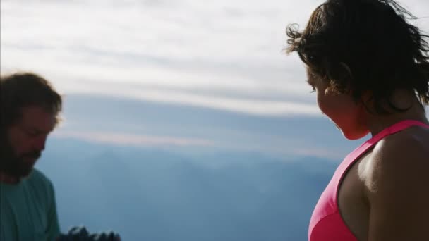 Expédition Équipe Alpinistes Aventure Préparant Une Corde Sécurité Pour Escalader — Video