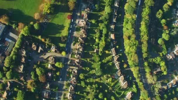 住宅の通りイギリスの旅行の日の出ロンドン郊外コミュニティ住宅屋根と車両で空撮 — ストック動画