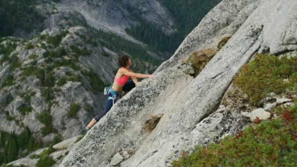 自信を持って白人アメリカ女性冒険登山クライミング スカーミッシュ谷カナダのアウトドア マウント Habrich — ストック動画