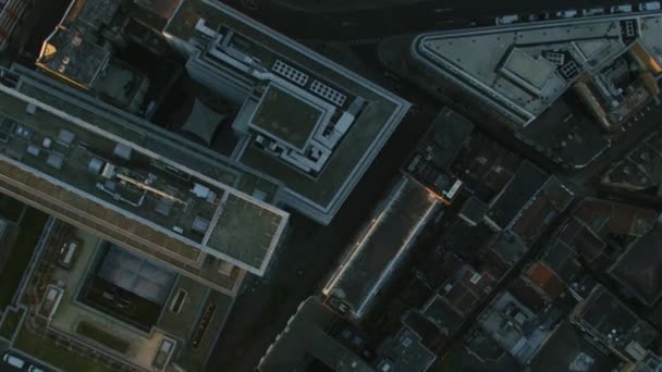 夜明けの通りや高層ビル都市のロンドン金融街ガーキン イングランド イギリスで英国ロンドン 2017年 — ストック動画