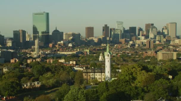 ボストン都市圏郊外と都市高層建築スカイライン学習および植民地マサチューセッツ州アメリカの歴史的な首都の空撮 — ストック動画