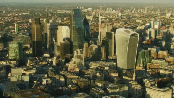 サンセット ロンドン金融街高層ビルと街並みトランシーバー トーキー Cheesegrater リーデン ホール市建物イギリス イギリスで空撮 — ストック動画