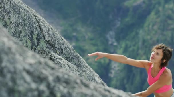 Молодий Фітнес Кавказьких Американської Жіночої Пригода Альпініст Скелелазіння Habrich Долині — стокове відео