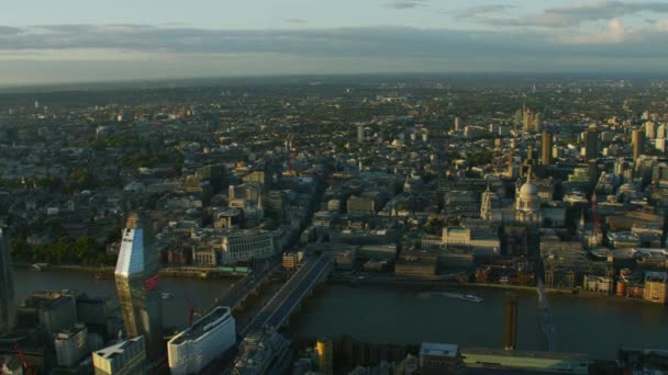 泰晤士河铁路和公路桥梁鸟瞰在金融区摩天大楼上日落伦敦城市景观英国英国 — 图库视频影像