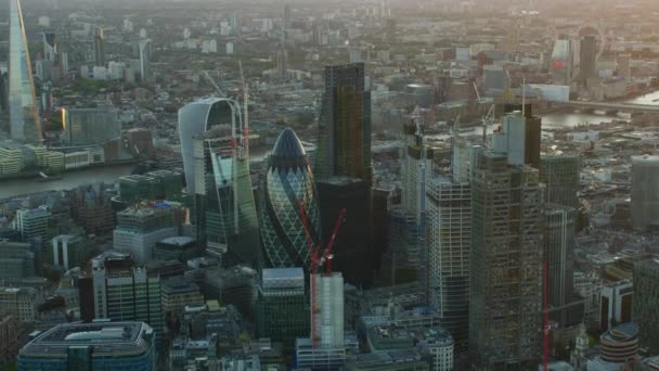 ロンドン市金融街の近代的な商業摩天楼日没イングランド イギリスで太陽フレアと英国ロンドン 2017年 航空写真ビュー — ストック動画