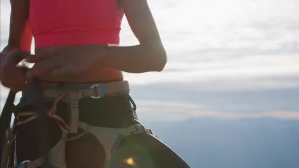 Happy Caucasian American Mujer Escalador Roca Preparando Escalada Cuerda Seguridad — Vídeos de Stock