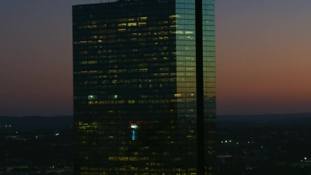 Légi Éjszaka Kivilágított Alkonyatkor Nézd John Hancock Torony Egy Belvárosi — Stock videók
