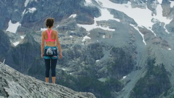 Kaukasische Amerikaanse Vrouwelijke Avontuur Klimmer Vieren Bereiken Succes Piek Van — Stockvideo