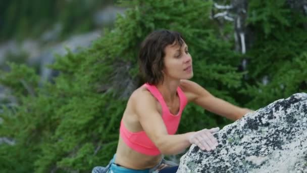 Active Caucasian American Female Fitness Climber Rock Climbing Rocky Extreme — Stock Video