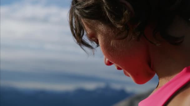 Fitness Caucasiana Americana Alpinista Preparando Mosquetões Para Escalar Mount Habrich — Vídeo de Stock