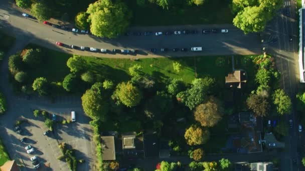 鸟瞰日出伦敦郊区住宅 道路和社区户外运动设施英国联合王国 — 图库视频影像