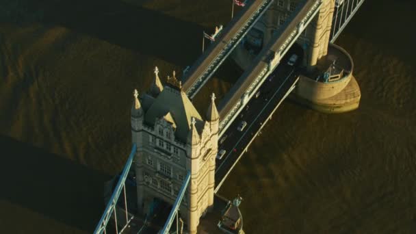 Antenowe Wschód Widok Podmiejskich Pojazdów Jadących Tower Bridge Porannym Słońcu — Wideo stockowe