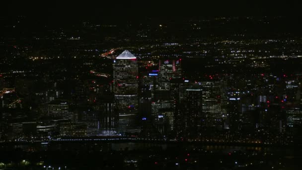 夜照らされたロンドンの街のスカイライン カナリー ワーフ商業高層ビル オフィス ライト イングランド イギリスで英国ロンドン 2017年 — ストック動画