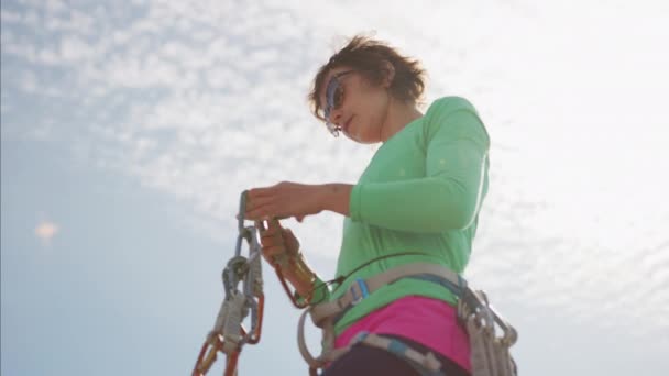 Fitness Kaukasiska Amerikanska Kvinnliga Äventyr Klättrare Förbereder Carabiners Klättring Habrich — Stockvideo