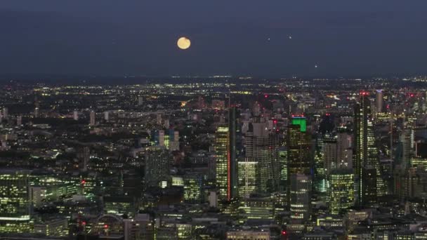 Luftaufnahme Bei Nacht Mondschein Über London Stadtbild Finanzbezirk Kommerzielle Wolkenkratzer — Stockvideo