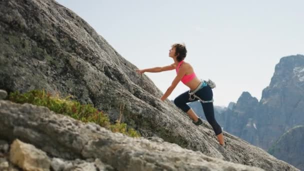 Healthy Caucasian American Female Adventure Climber Climbing Mount Habrich Squamish — Stock Video