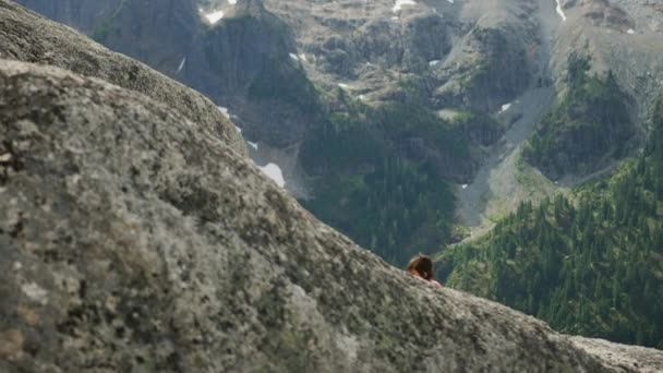 Jovem Fitness Caucasiano Americano Aventura Feminina Alpinista Escalando Montanha Rocha — Vídeo de Stock