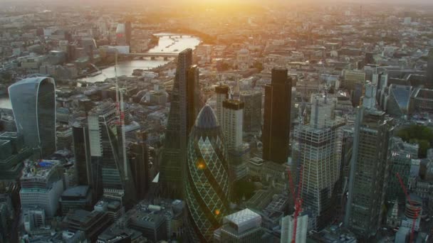 ロンドン 2017年 太陽が夕日空撮フレアのロンドン都市景観地区現代高層ビル ガーキン Cheesegrater イングランド イギリス — ストック動画