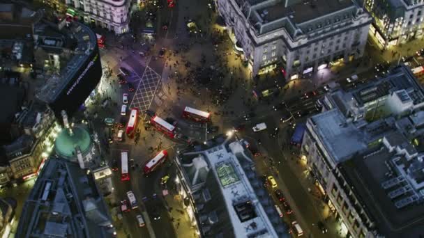 伦敦英国 2017年11月 空中屋顶视图在夜间照亮街道和建筑物皮卡迪利广场行人车辆交通伦敦英格兰英国英国 — 图库视频影像