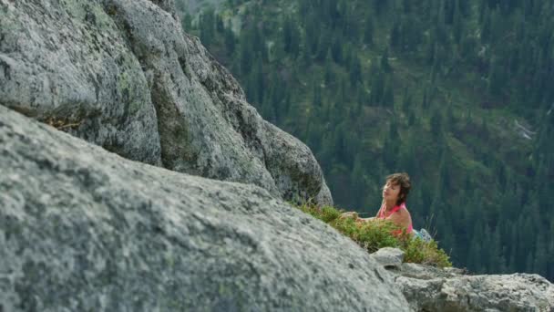 若い自信を持って白人アメリカ女性冒険スカーミッシュ谷カナダの登山登山マウント Habrich — ストック動画