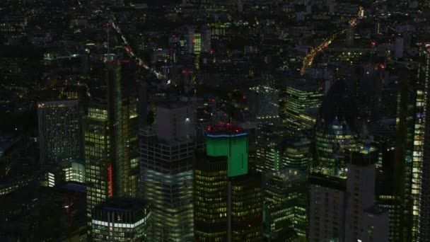 鸟瞰在夜间照亮了现代摩天大楼办公室和玻璃电梯伦敦城金融区英国联合王国 — 图库视频影像