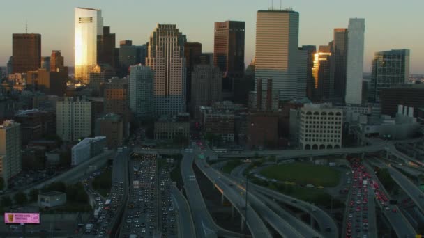 美国波士顿 2017年11月 波士顿美国公路1城市摩天大楼天际线金融区的空中日落视图美国的学习和殖民主义历史的国会大厦 — 图库视频影像