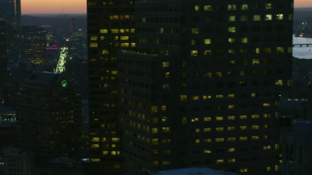 空中都市照明ダウンタウン ボストン金融オフィス ビジネス地区チャールズ川マサチューセッツ州アメリカ首都高層ビル建物の夕暮れの眺め — ストック動画