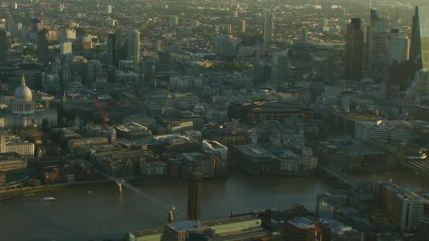 Aerial Sunrise Visa Staden London Themsen Väg Och Järnvägsbroarna Walkie — Stockvideo